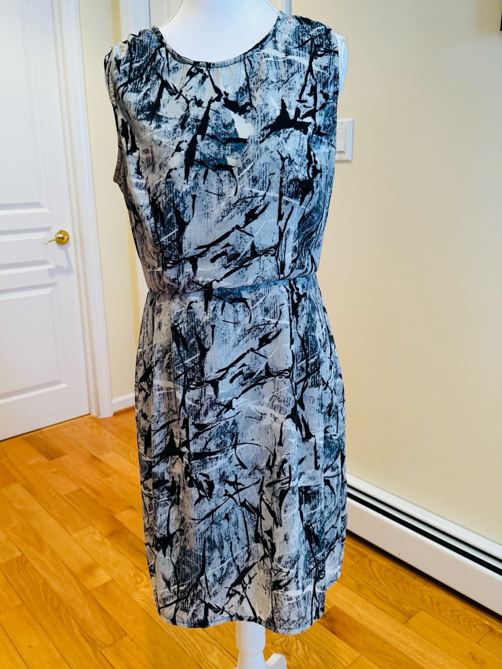 Japna Professional business DSleeveless Abstract Print Shift - Black & Gray